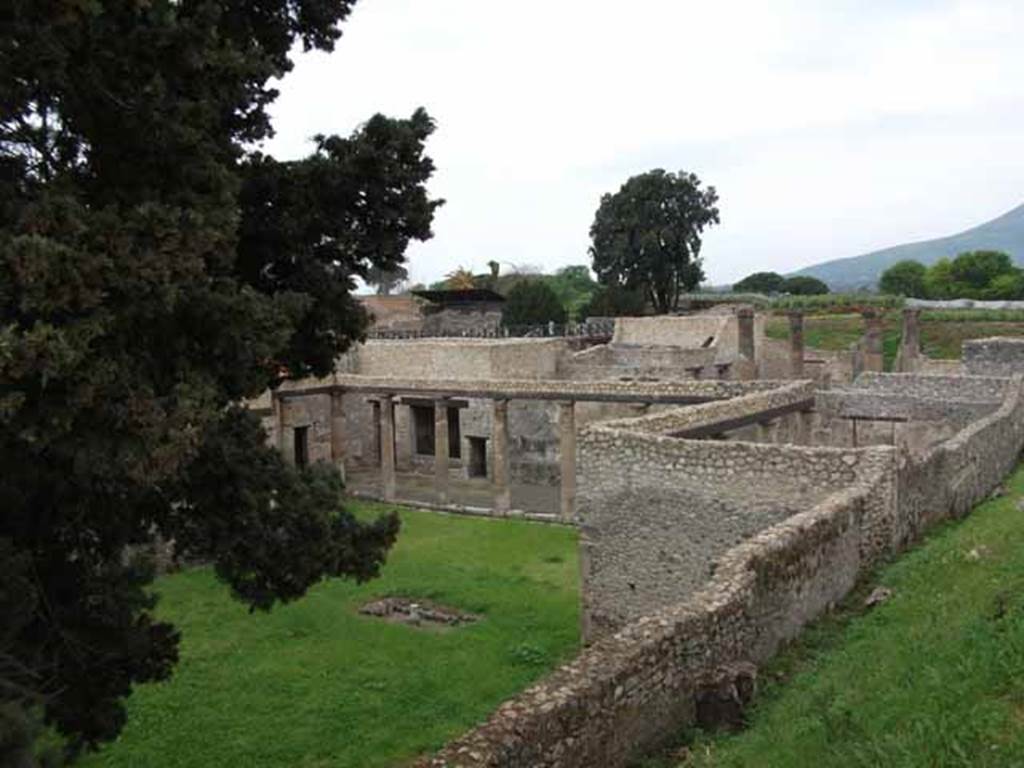 IX.14.4 Pompeii. May 2010. Looking north-west across garden and house from unexcavated vicolo.