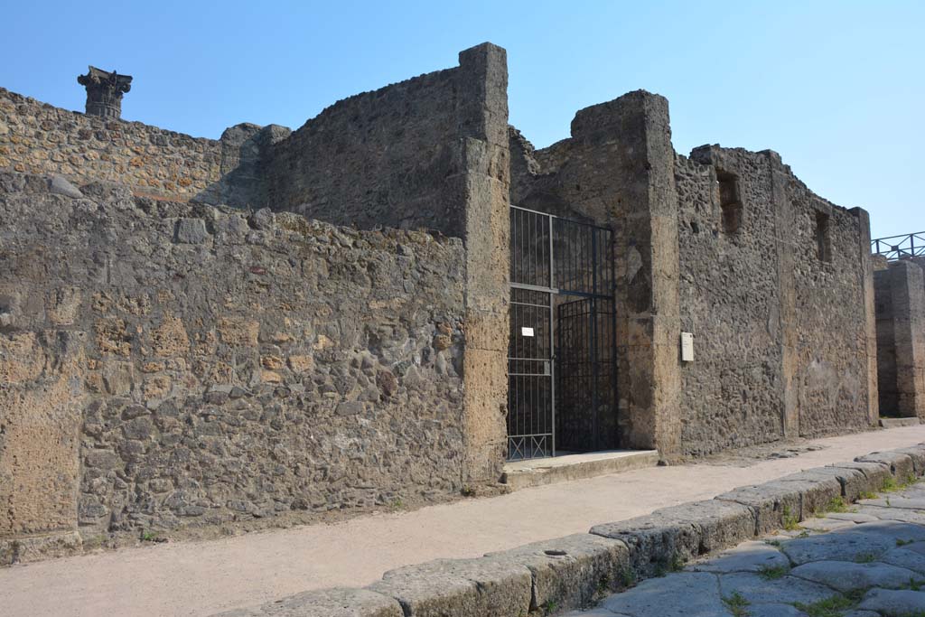 IX.14.4 Pompeii. July 2017. Looking west along front façade.
Foto Annette Haug, ERC Grant 681269 DÉCOR.
