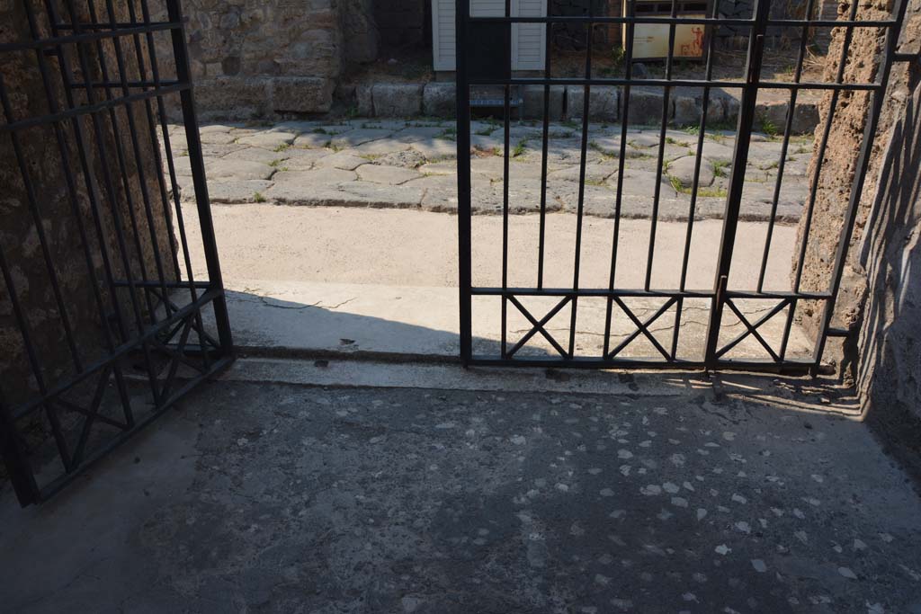 IX.14.4 Pompeii. July 2017. Looking north across flooring towards entrance doorway from vestibule.
Foto Annette Haug, ERC Grant 681269 DÉCOR.
