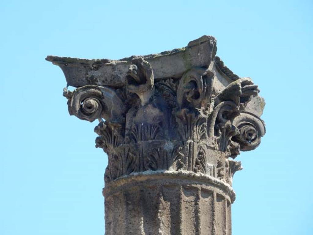 IX.14.4 Pompeii. May 2017. Tetrastyle atrium B, detail of capital above impluvium.
Photo courtesy of Buzz Ferebee.
