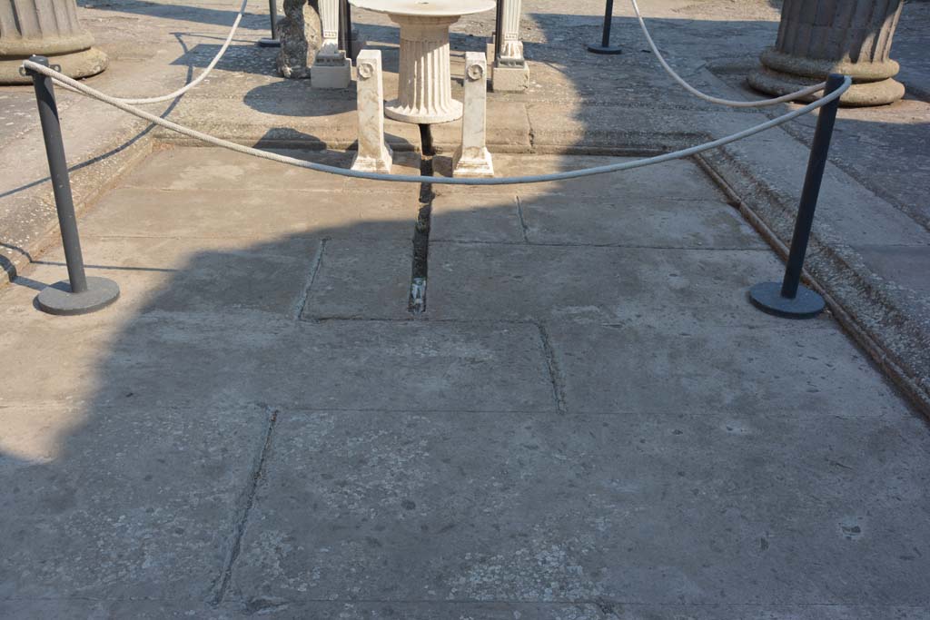 IX.14.4 Pompeii. July 2017. Looking towards impluvium with channel/conduit in centre.
Foto Annette Haug, ERC Grant 681269 DÉCOR.
