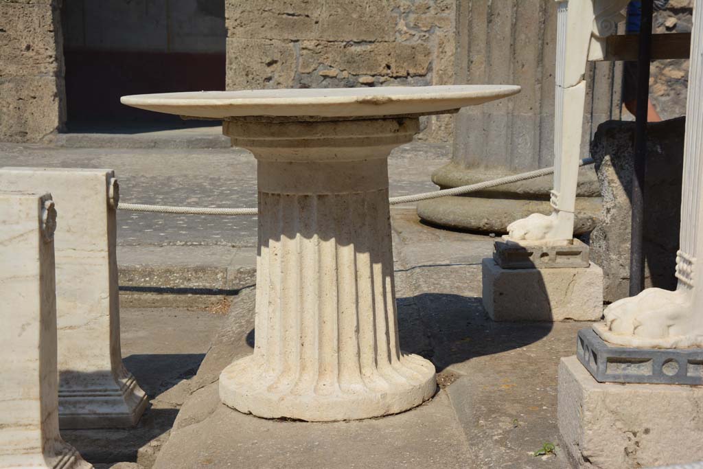 IX.14.4 Pompeii. July 2017. Detail of circular marble fountain from impluvium.
Foto Annette Haug, ERC Grant 681269 DÉCOR.
