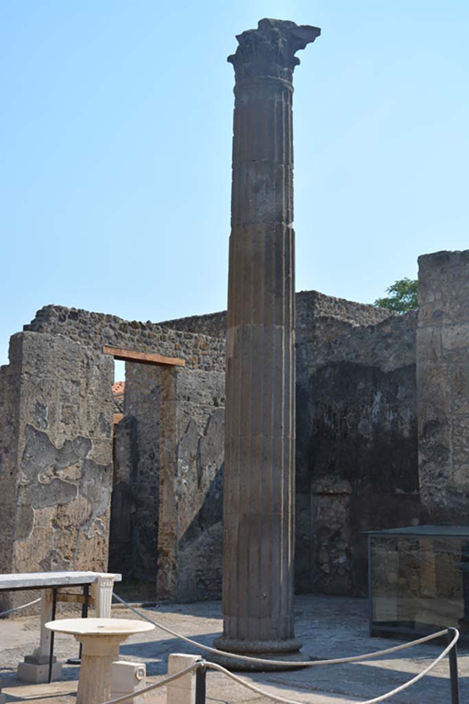 IX.14.4 Pompeii. July 2017. Column on south-west side of impluvium in atrium.
Foto Annette Haug, ERC Grant 681269 DÉCOR.

