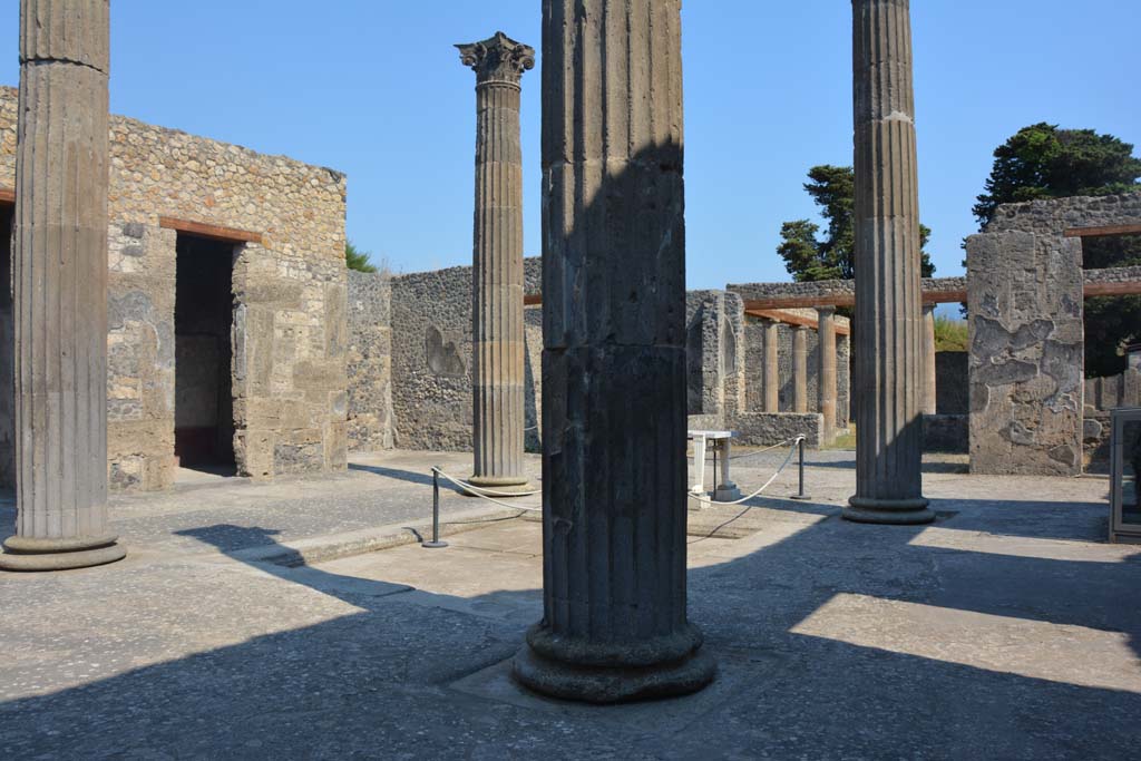 IX.14.4 Pompeii. July 2017. Looking south-east across atrium.
Foto Annette Haug, ERC Grant 681269 DÉCOR.
