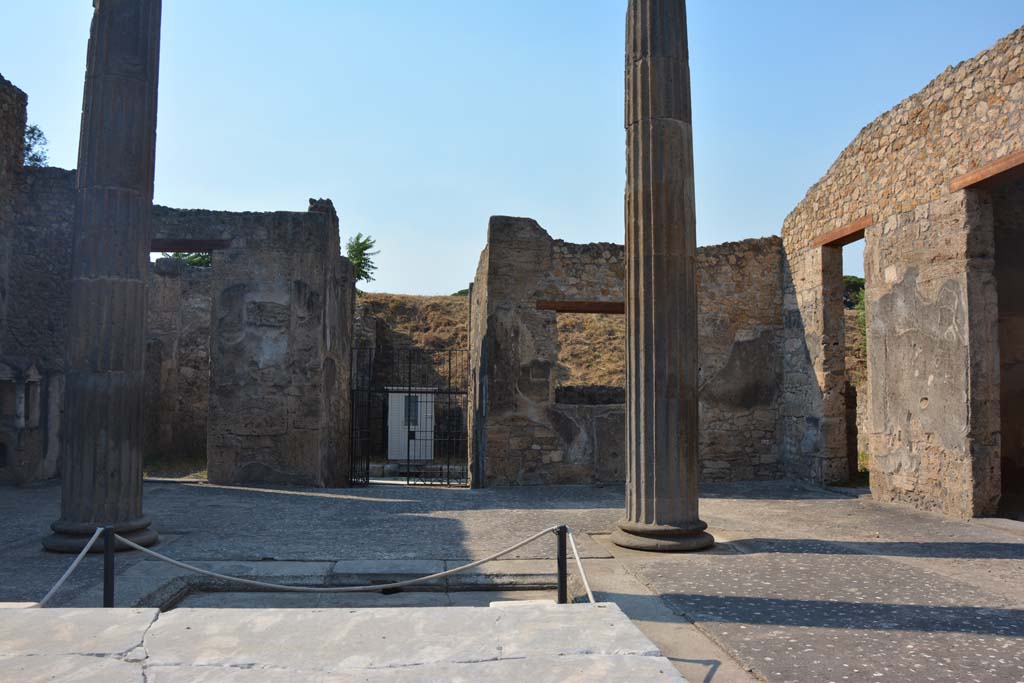 IX.14.4 Pompeii. July 2017. Looking north across impluvium in atrium B towards entrance doorway and fauces A.
Foto Annette Haug, ERC Grant 681269 DÉCOR.
