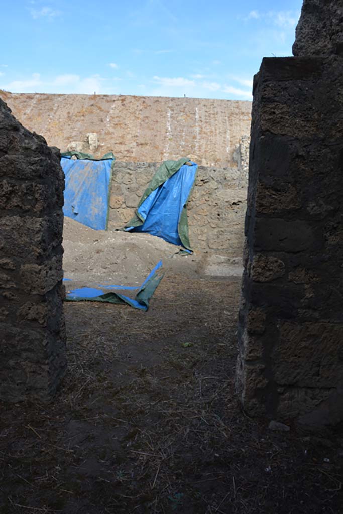 IX.14.4 Pompeii. September 2019. Looking north through doorway from room C in to room D. 
Foto Annette Haug, ERC Grant 681269 DÉCOR.
