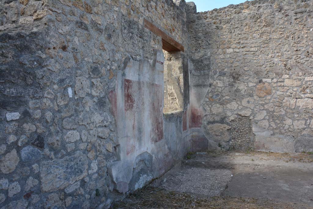 IX.14.4 Pompeii. September 2019. Room D, looking west along south wall with window into atrium.
Foto Annette Haug, ERC Grant 681269 DÉCOR.

