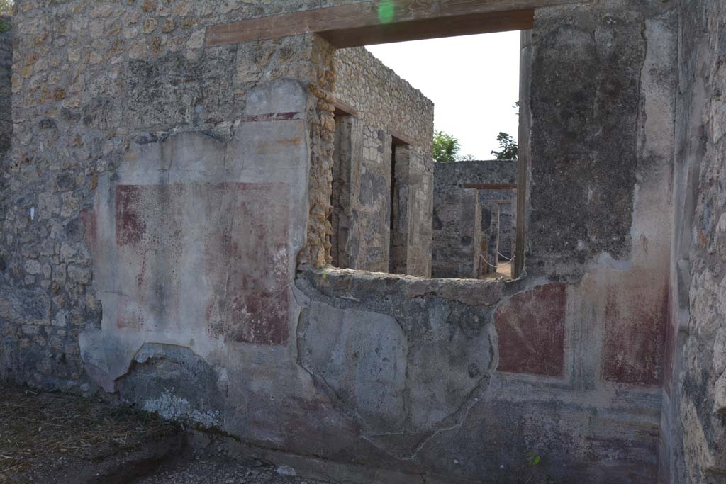 IX.14.4 Pompeii. September 2019. Room D, looking towards south wall and south-west corner, with window into atrium in south wall.
Foto Annette Haug, ERC Grant 681269 DÉCOR.
