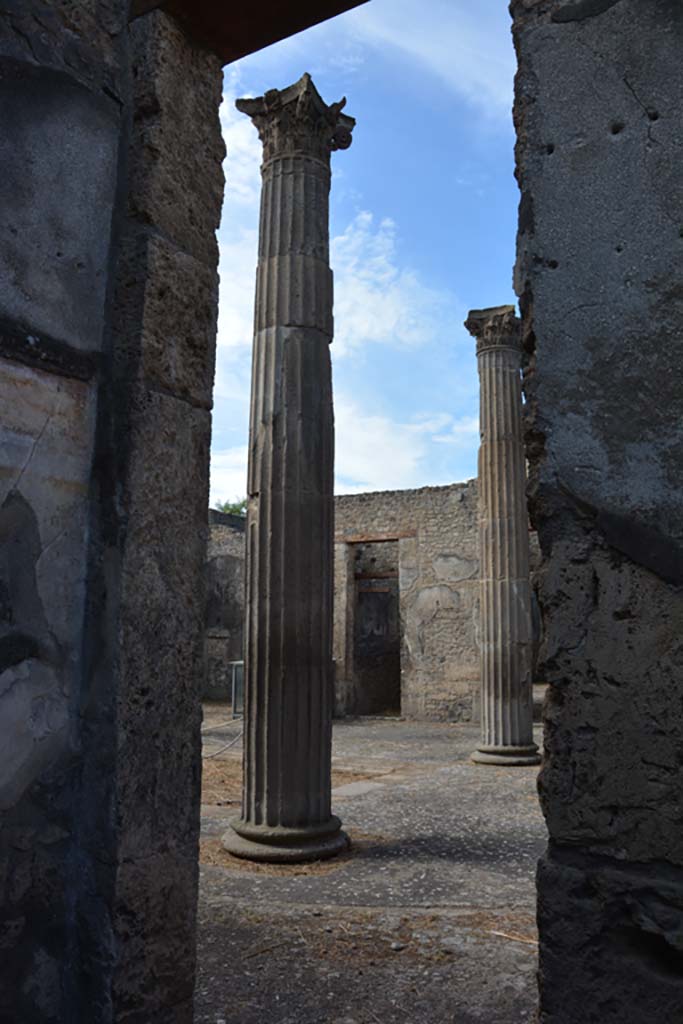 IX.14.4 Pompeii. September 2019. Room C, looking west through doorway into atrium.
Foto Annette Haug, ERC Grant 681269 DÉCOR.
