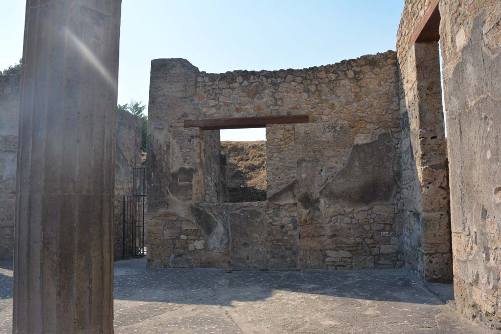 IX.14.4 Pompeii. July 2017. North-east corner of atrium, with doorway into room C, on right, and window from room D, in centre.
Foto Annette Haug, ERC Grant 681269 DÉCOR.
