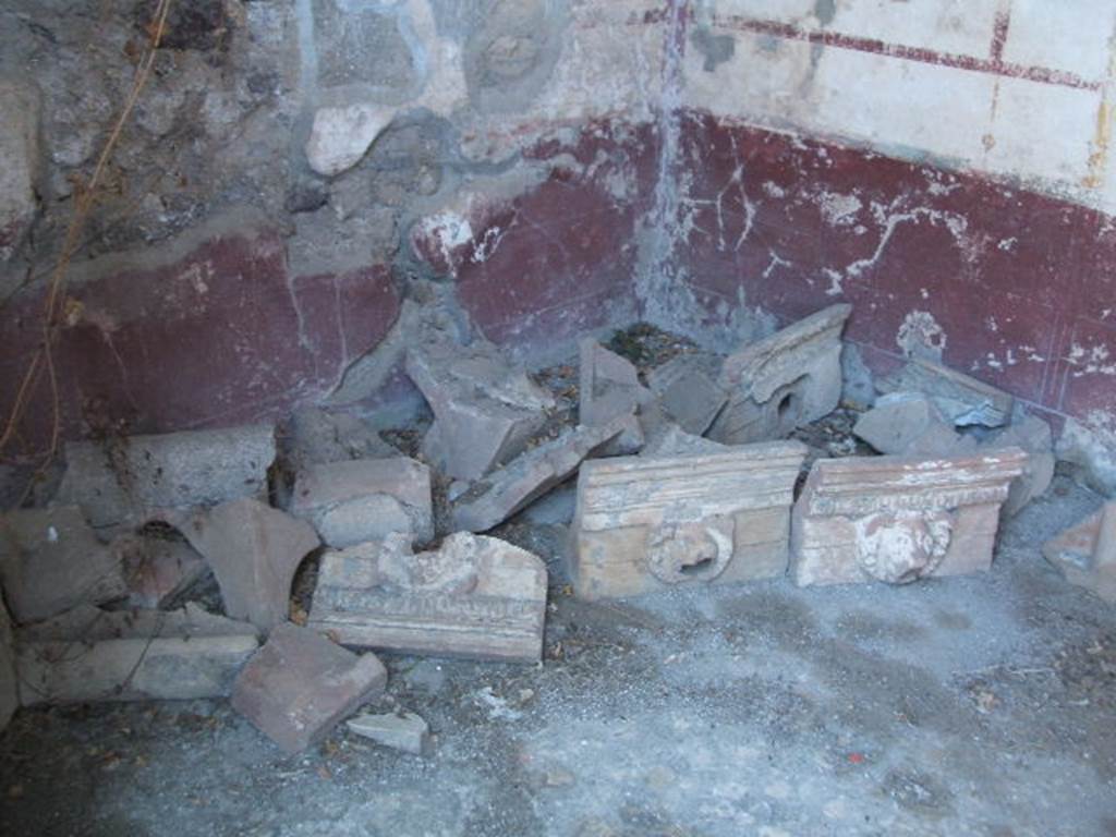 IX.14.4 Pompeii. May 2005. Room E on east side of atrium. Water spouts or grondaie in north-east corner. 