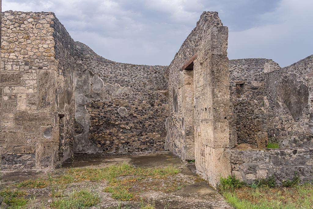 IX.14.4 Pompeii. July 2024. 
Looking east towards east ala G, from atrium, with small doorway from room F, on left. Photo courtesy of Johannes Eber.
