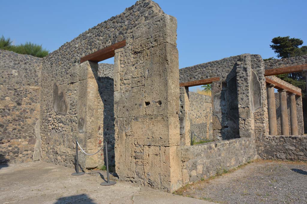 IX.14.4 Pompeii. July 2017. East ala G, south wall with doorway into corridor, centre left, and tablinum H, on right.
Foto Annette Haug, ERC Grant 681269 DÉCOR.
