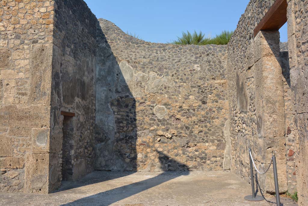 IX.14.4 Pompeii. July 2017. Looking east towards east ala G, from atrium.
Foto Annette Haug, ERC Grant 681269 DÉCOR.
