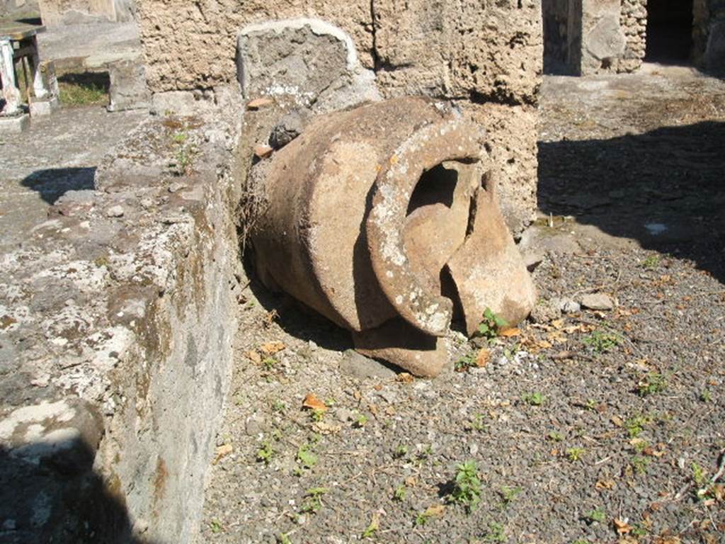 IX.14.4 Pompeii. May 2005. Broken terracotta pot in corridor I to east of tablinum.