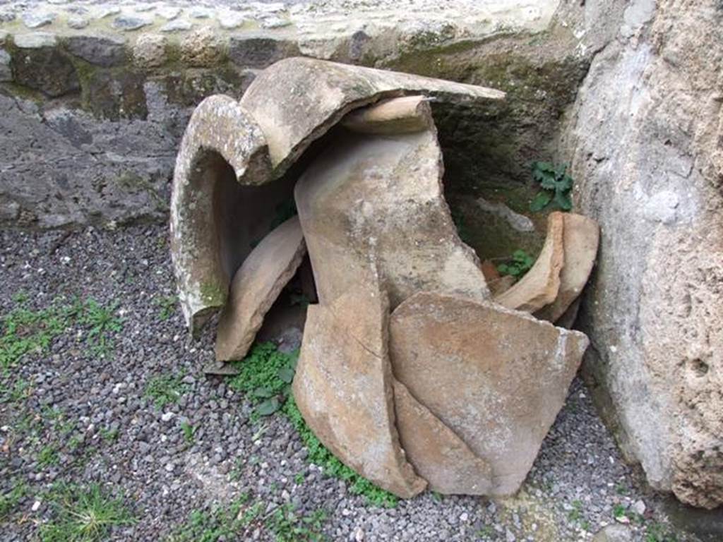 IX.14.4 Pompeii. December 2007. Broken terracotta pot in corridor I to east of tablinum.