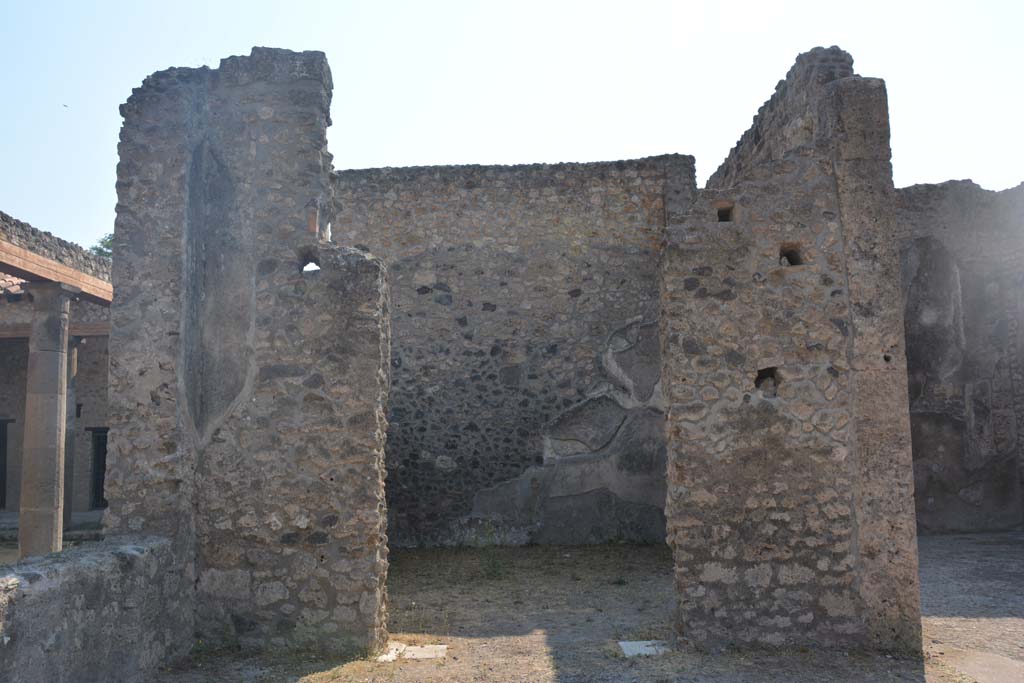 IX.14.4 Pompeii. July 2017. Tablinum H, looking west through doorway into Triclinium 24.
Foto Annette Haug, ERC Grant 681269 DÉCOR.