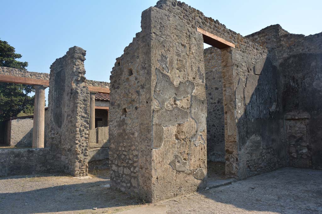 IX.14.4 Pompeii. July 2017.
Triclinium 24, looking south-west from atrium, with doorway in west wall of tablinum, left of centre, and doorway from atrium, centre right.
Foto Annette Haug, ERC Grant 681269 DÉCOR.