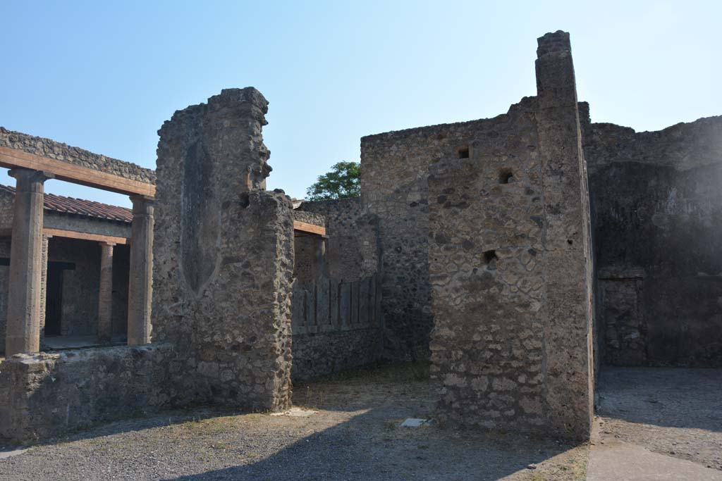 IX.14.4 Pompeii. July 2017. Tablinum H and Triclinium 24, looking west along south wall.
Foto Annette Haug, ERC Grant 681269 DÉCOR.