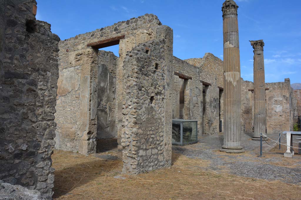 IX.14.4 Pompeii. September 2019. Triclinium 24, on left, looking north-west towards west side of atrium from tablinum.
Foto Annette Haug, ERC Grant 681269 DÉCOR.