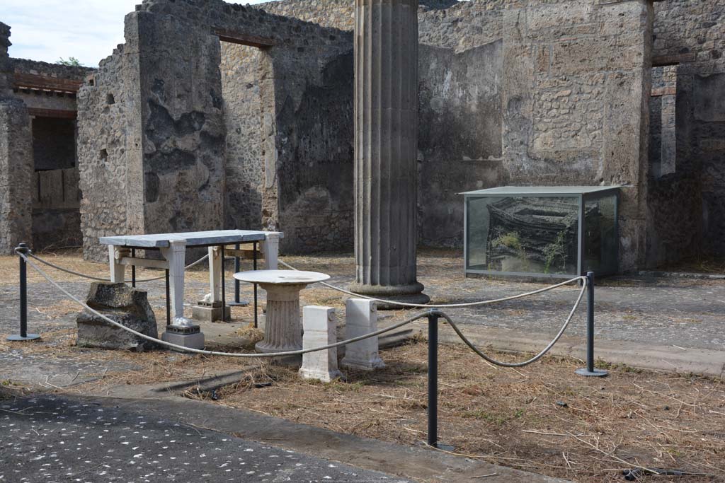 IX.14.4 Pompeii. September 2019.
Looking south-west across Tetrastyle Atrium B towards doorways to triclinium 24, on left, west ala 25, in centre, money chest and cubiculum 26, on right.
Foto Annette Haug, ERC Grant 681269 DÉCOR.