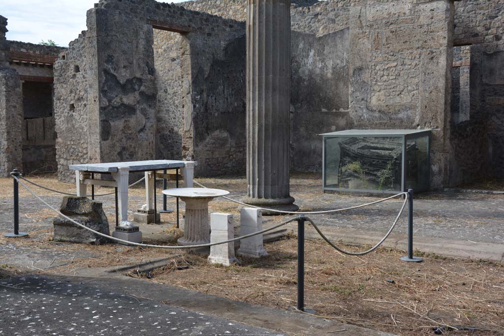 IX.14.4 Pompeii. May 2015.  Looking south towards the side of the parapet wall showing the plaster-cast of the wooden shutters, in the large room numbered 24.
Photo courtesy of Buzz Ferebee.
