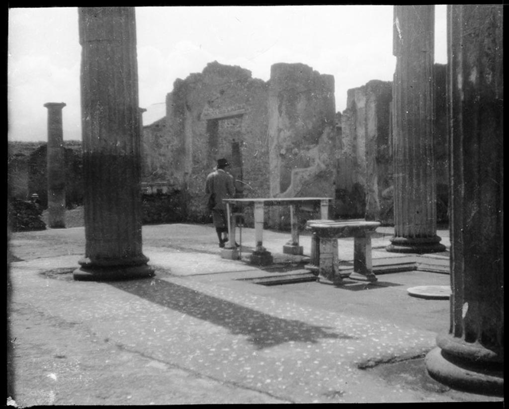IX.14.4 Pompeii. Photo by B.M. Blackwood. Looking south-west across Tetrastyle Atrium B, with west ala 25, on right.
Used with the permission of the Institute of Archaeology, University of Oxford. File name blackwood 004. Resource ID. 24580
See photo on University of Oxford HEIR database