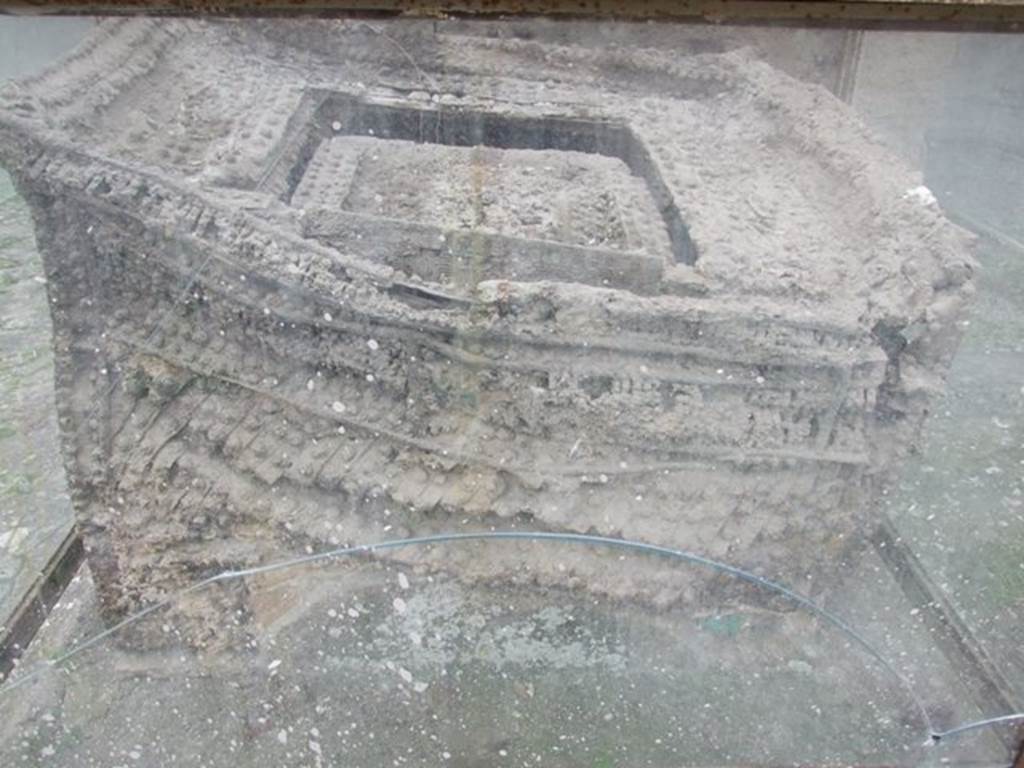 IX.14.4 Pompeii. December 2007. Arca or money chest (q) on the west side of the atrium.
