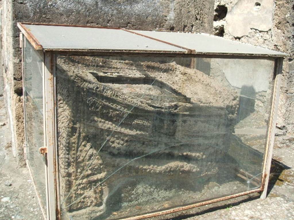 IX.14.4 Pompeii. May 2005. Front of arca or money chest (q).