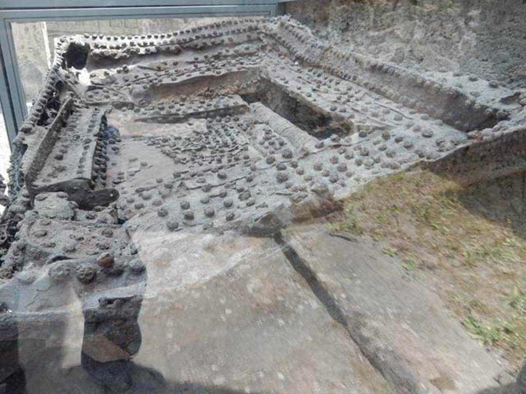 IX.14.4 Pompeii. May 2017. Top of arca, from right side of arca or money chest. Photo courtesy of Buzz Ferebee.