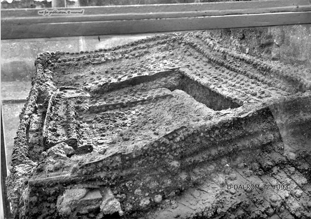 IX.14.2/4/b Pompeii. 1932. Remains of bronze chest.
See Pernice, E., 1932. Hellenistische Tische, Zisternenmündungen, Beckenuntersätze, Altäre u. Truhen. Berlin, p. 91, Taf. 57.4.
DAIR 32.1093. Photo © Deutsches Archäologisches Institut, Abteilung Rom, Arkiv.
Thanks to Espen B. Andersson for assisting us in our interest in money-chests.