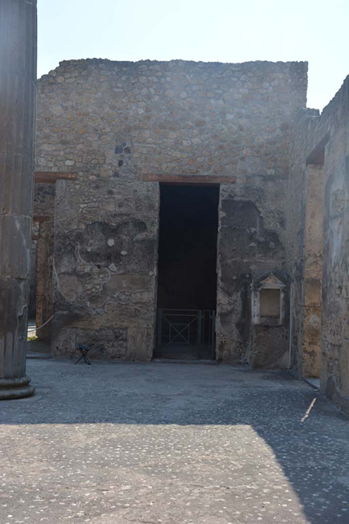 IX.14.4 Pompeii. July 2017. Doorway to room 31, in north-west corner of atrium.
Foto Annette Haug, ERC Grant 681269 DÉCOR.
