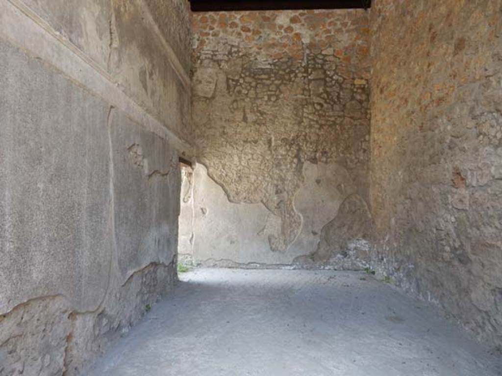 IX.14.4 Pompeii. May 2017. Room 31 a triclinium. Looking west from doorway in atrium, towards south-west corner and doorway to corridor/steps 35.  Photo courtesy of Buzz Ferebee.
