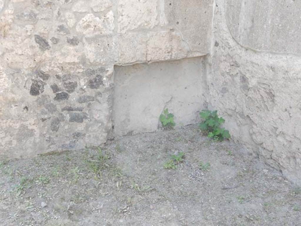 IX.14.4 Pompeii. May 2017. Room 30, west wall of cubiculum with bed recess. Photo courtesy of Buzz Ferebee.