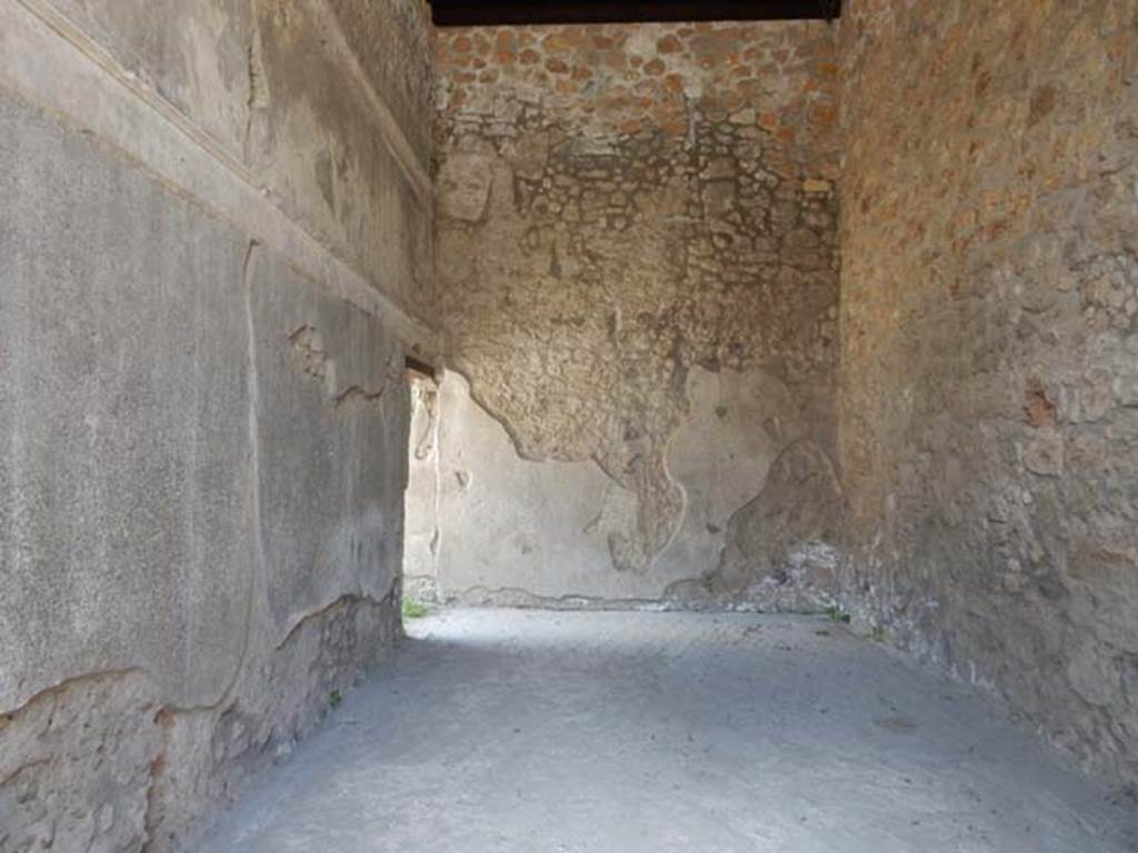 IX.14.4 Pompeii. May 2017. Room 31 a triclinium. Looking west from doorway in atrium, towards south-west corner and doorway to corridor/steps 35. Photo courtesy of Buzz Ferebee.