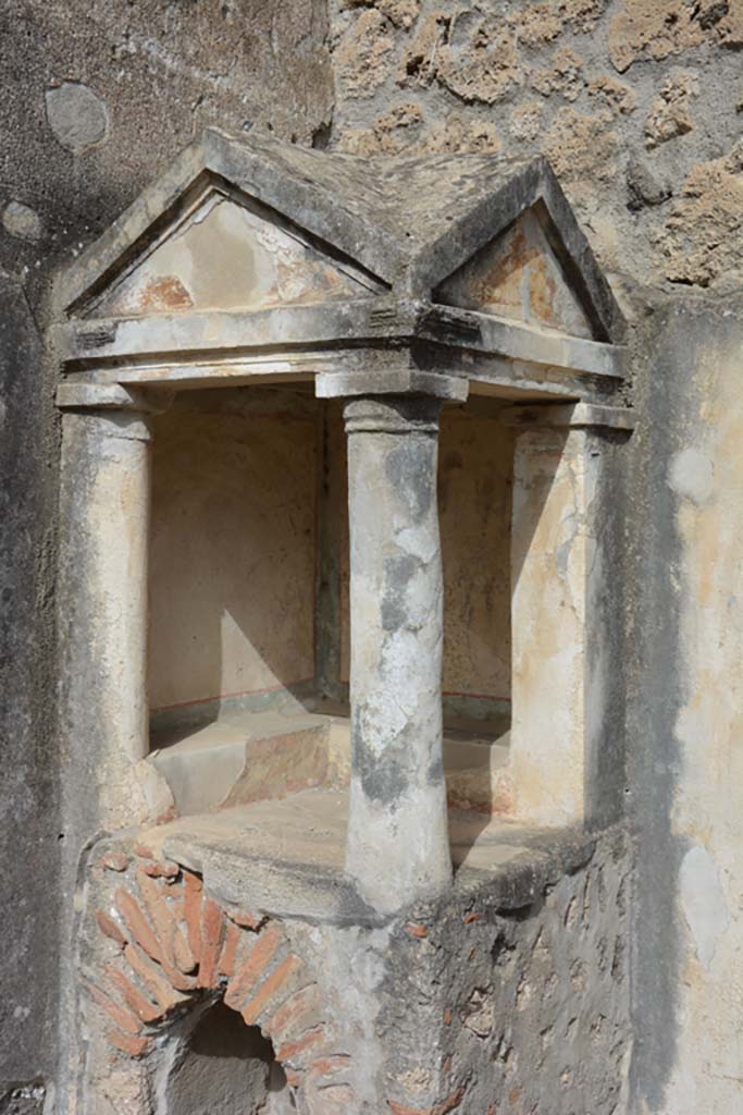 IX.14.4 Pompeii. September 2019. Household lararium shrine 32.
Upper half with columns and pediment. Lower niche on south side.
Foto Annette Haug, ERC Grant 681269 DÉCOR.