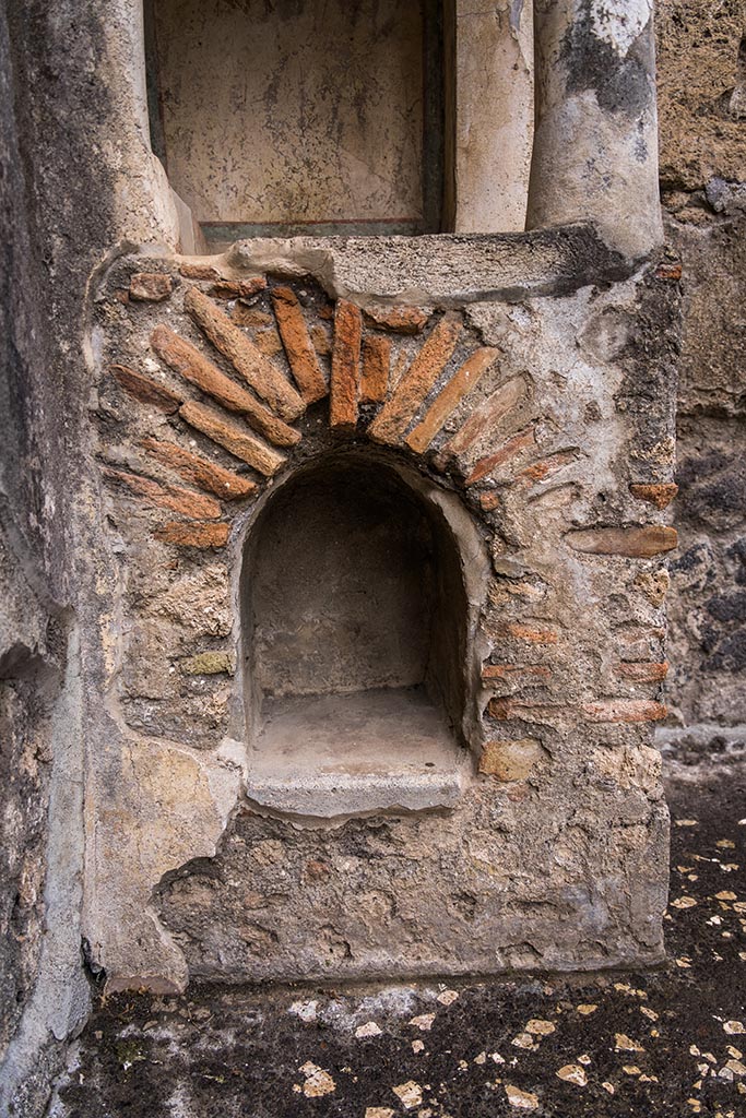 IX.14.4 Pompeii. July 2024.
Household lararium shrine 32, lower half with niche. Photo courtesy of Johannes Eber.
