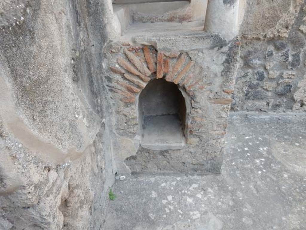 IX.14.4 Pompeii. May 2017. Household lararium shrine 32, lower half with niche.
Photo courtesy of Buzz Ferebee.