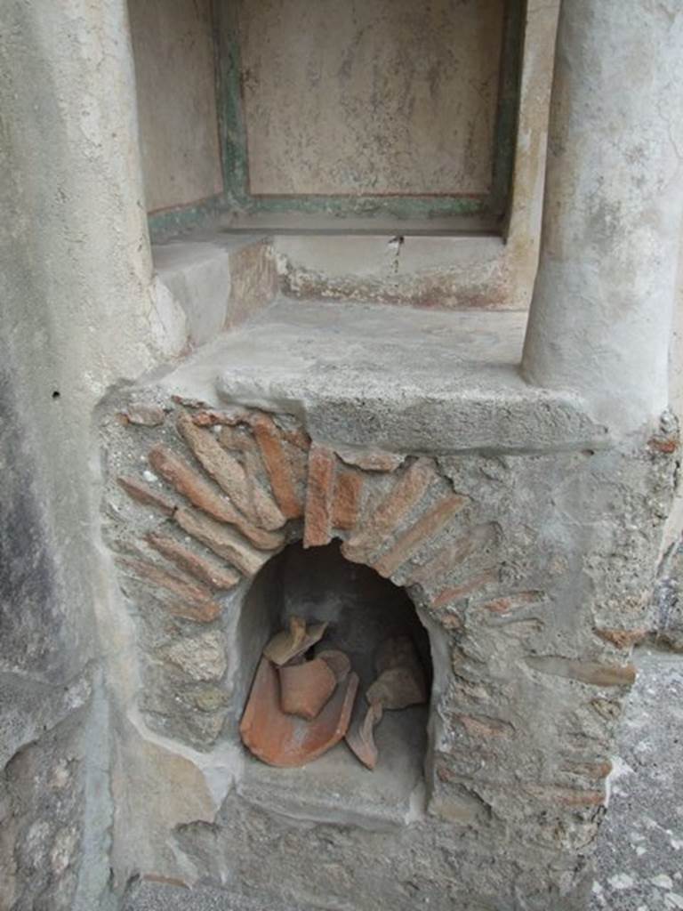 IX.14.4 Pompeii. December 2007. Household Lararium shrine 32. Lower half with niche.
