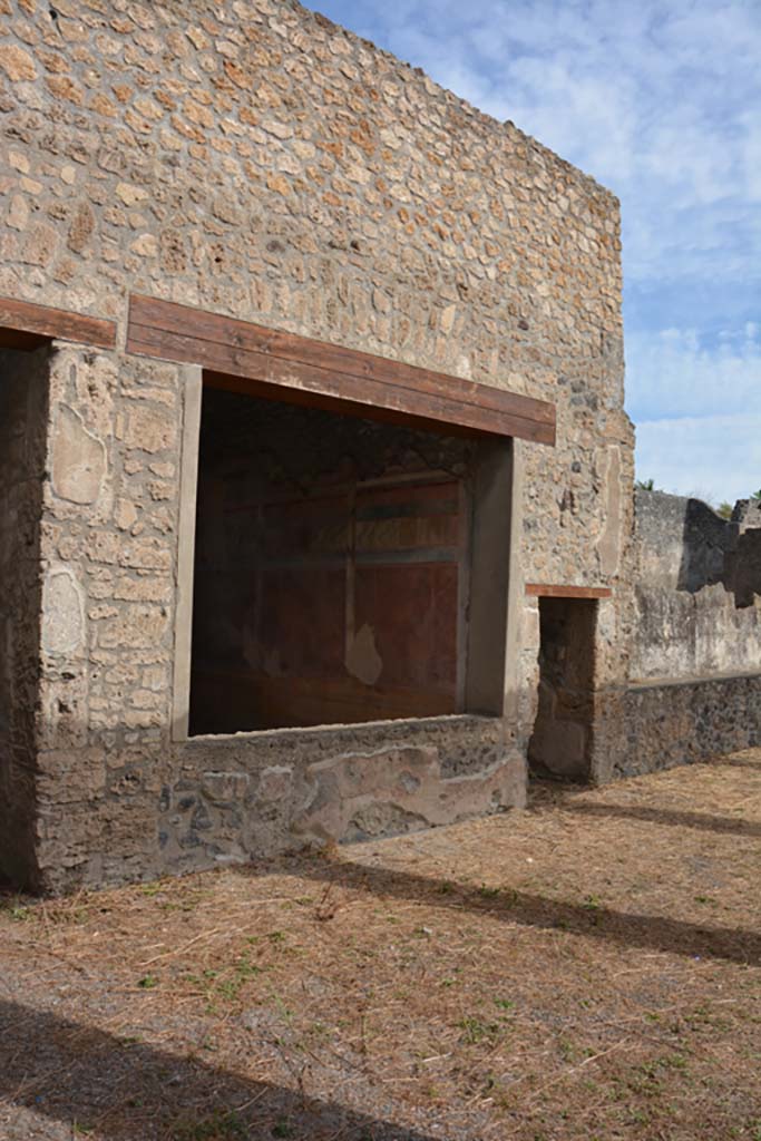 IX.14.4 Pompeii. September 2019.
Looking north-east across north portico towards window into room 19.
Foto Annette Haug, ERC Grant 681269 DÉCOR.
