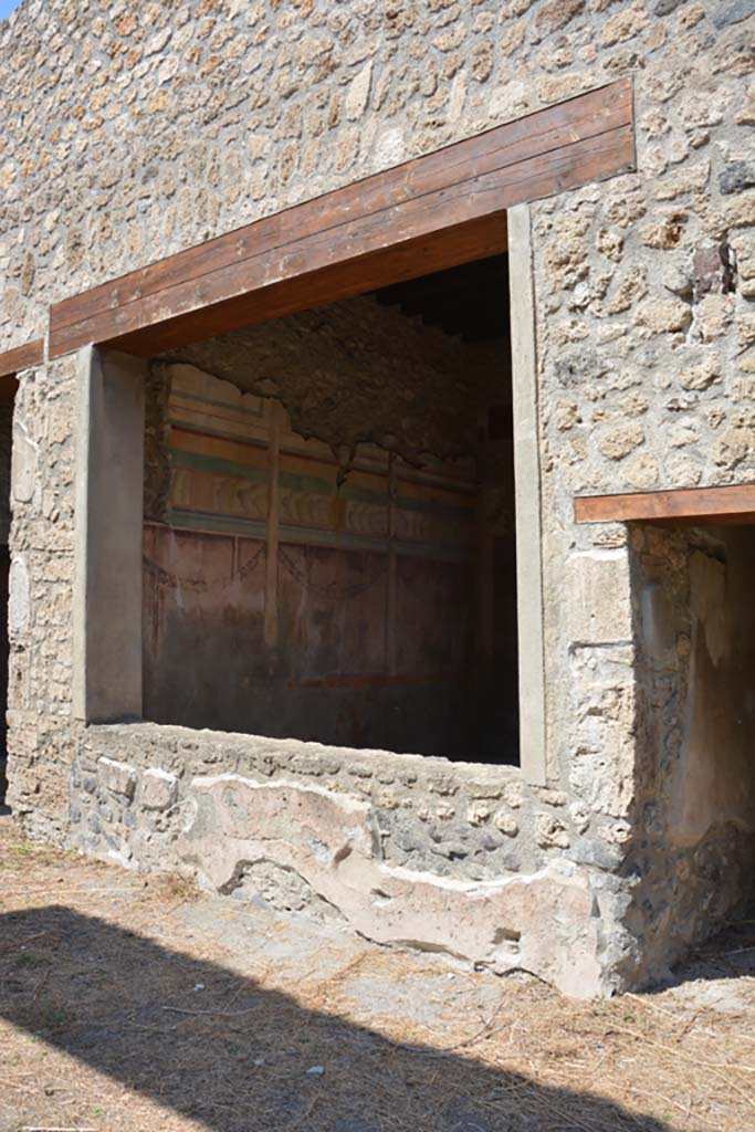 IX.14.4 Pompeii. September 2019.
Looking north-west from north portico through window into room 19.
Foto Annette Haug, ERC Grant 681269 DÉCOR.