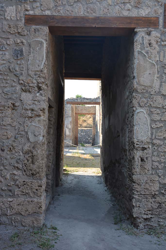 IX.14.4 Pompeii. July 2017. Room 19, looking north through window into secondary atrium 27.
Foto Annette Haug, ERC Grant 681269 DÉCOR.
