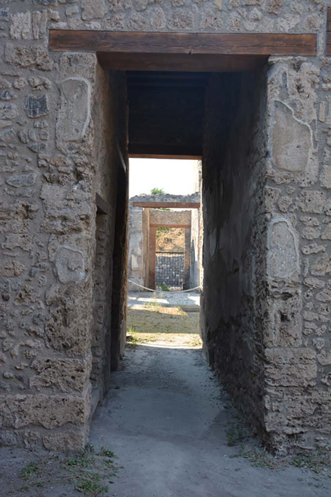 IX.14.4 Pompeii. July 2017.
Corridor 44, looking north towards secondary atrium 27, and through to entrance doorway at IX.14.2.
Foto Annette Haug, ERC Grant 681269 DÉCOR.