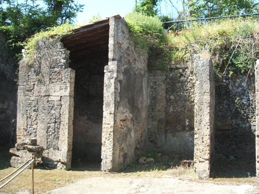 IX.14.4 Pompeii. May 2005. Doorways to rooms 21 (with roof), 22 and 29 on west side of secondary atrium 27. 