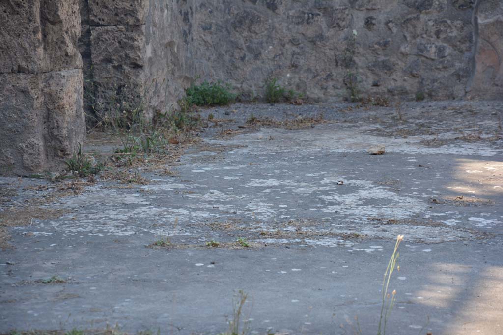 IX.14.4 Pompeii. July 2017. Room 27, secondary atrium, flooring in north-west corner of atrium.
Foto Annette Haug, ERC Grant 681269 DÉCOR.
