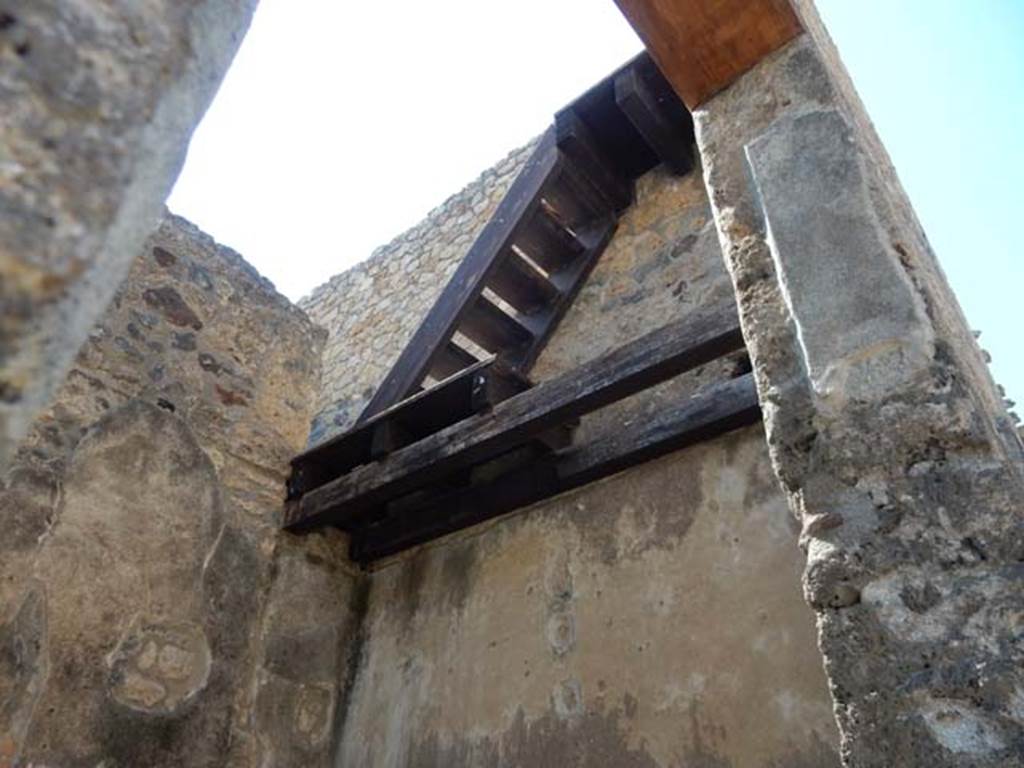 IX.14.4 Pompeii. May 2017. Room 30 on north-east side of atrium at IX.14.2. Modern example showing upper level of an ancient wooden staircase from room 35 and partial floor (modern reconstruction). Photo courtesy of Buzz Ferebee.
