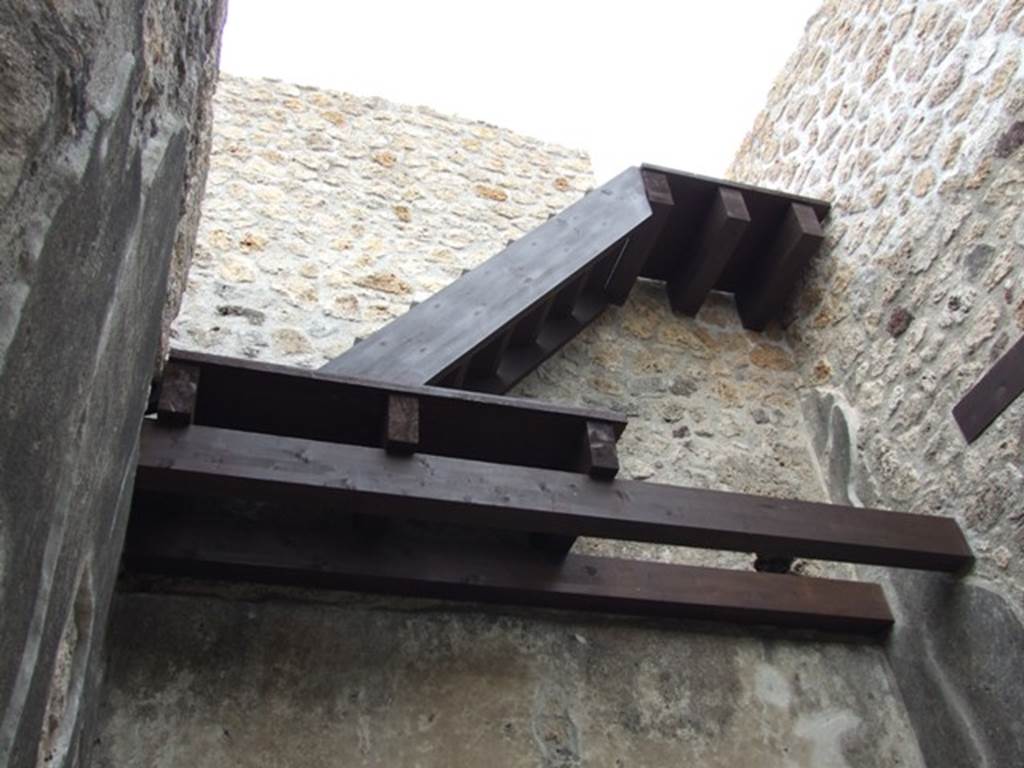 IX.14.4 Pompeii. December 2007. Room 30 on north-east side of atrium at IX.14.2. Modern example showing upper level of ancient wooden staircase from room 35 and partial floor.