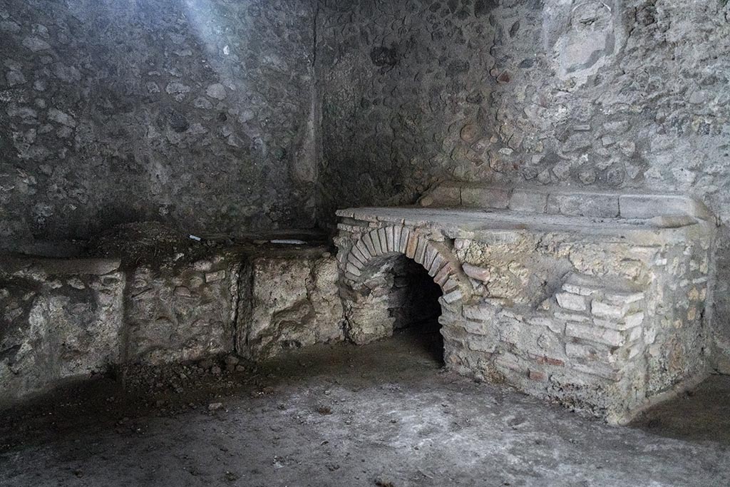 IX.14.4 Pompeii. July 2024. Kitchen 18, north-west corner. Photo courtesy of Johannes Eber.