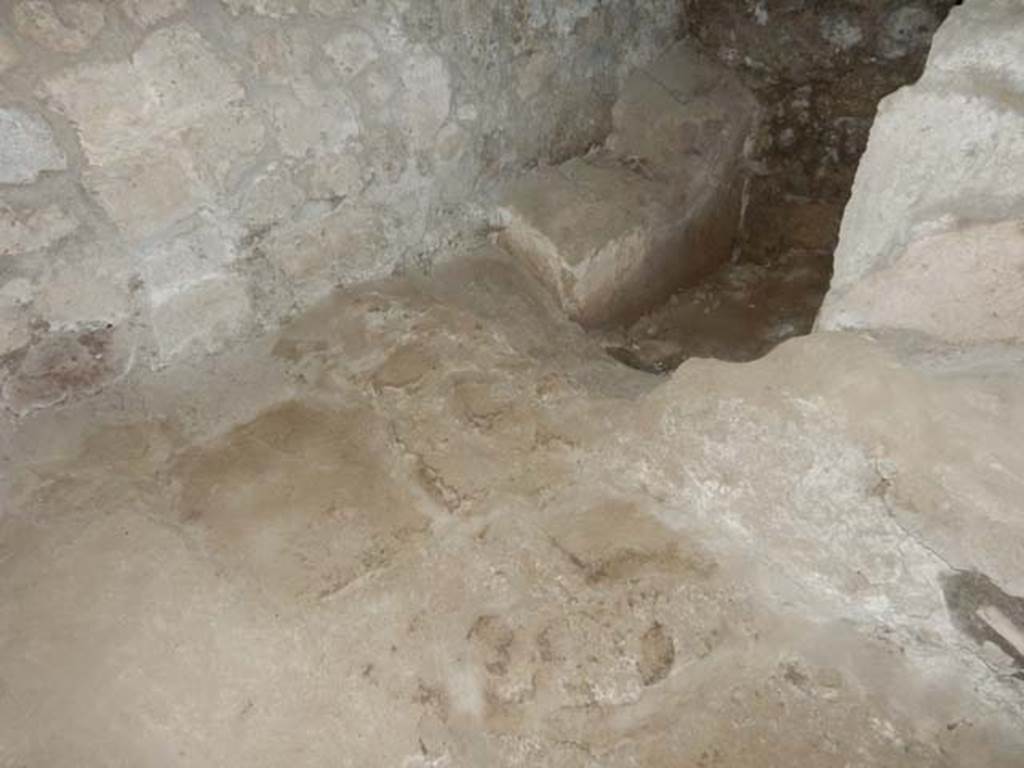 IX.14.4 Pompeii. May 2017. Room 18, latrine in south-west corner of kitchen area.
Photo courtesy of Buzz Ferebee.
