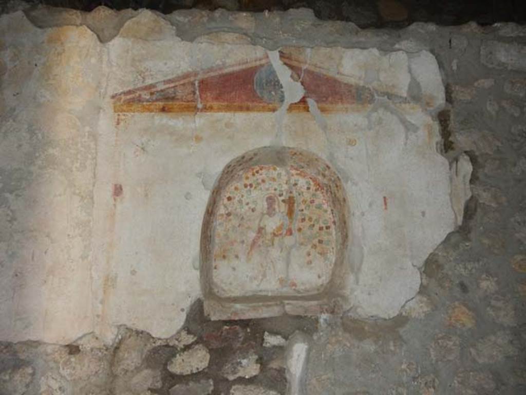IX.14.4 Pompeii. May 2017. Arched niche set in painted aedicula, on south wall of kitchen 18. Photo courtesy of Buzz Ferebee.
